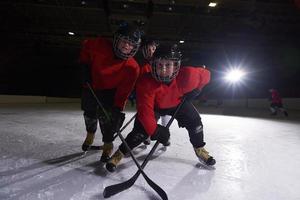 glückliche kindergruppe hockeymannschaft sportspieler foto