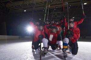 glückliche kindergruppe hockeymannschaft sportspieler