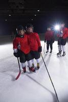 glückliche kindergruppe hockeymannschaft sportspieler foto
