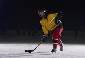 Teenager-Eishockeyspieler in Aktion foto