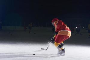 Teenager-Eishockeyspieler in Aktion foto