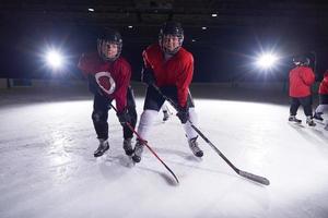 glückliche kindergruppe hockeymannschaft sportspieler foto