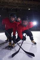 glückliche kindergruppe hockeymannschaft sportspieler foto