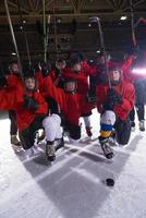 glückliche kindergruppe hockeymannschaft sportspieler foto