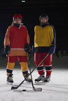 Teenager Mädchen Eishockeyspieler Porträt foto