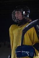 Teenager-Mädchen-Eishockeyspieler-Porträt foto