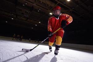 Teenager-Eishockeyspieler in Aktion foto