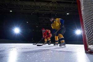 Teenager-Eishockeysportler in Aktion foto