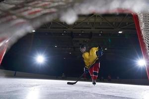 Teenager-Eishockeyspieler in Aktion foto