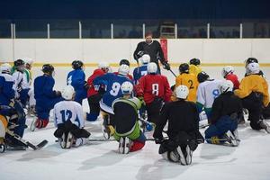 Mannschaftsbesprechung der Eishockeyspieler mit Trainer