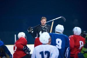 Mannschaftsbesprechung der Eishockeyspieler mit Trainer foto