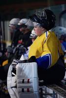 Eishockeyspieler auf der Bank foto