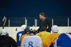 Mannschaftsbesprechung der Eishockeyspieler mit Trainer foto