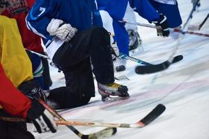 Mannschaftsbesprechung der Eishockeyspieler mit Trainer foto