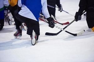 Mannschaftsbesprechung der Eishockeyspieler mit Trainer foto