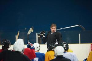 Mannschaftsbesprechung der Eishockeyspieler mit Trainer foto