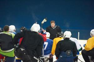 Mannschaftsbesprechung der Eishockeyspieler mit Trainer