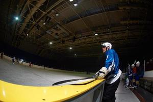 Eishockeyspieler auf der Bank foto