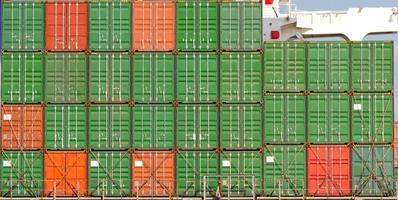 Containerschiff im Hafen foto