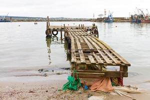 alter hölzerner pier vom hafen von kefken, türkei foto