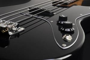 schwarze Bassgitarre auf schwarzem Hintergrund foto