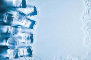 Eiswürfel auf blauem Studiohintergrund. das Konzept der Frische mit Kühle aus Eiswürfeln. foto