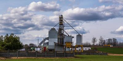 Panoramablick auf Agro-Silos Getreidespeicher Aufzug auf Agro-Verarbeitungsanlage zur Verarbeitung Trocknung Reinigung und Lagerung von landwirtschaftlichen Produkten, Mehl, Getreide und Getreide. foto