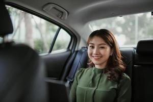 Frau sitzt auf Autositz foto