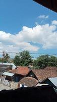 Bewölkter Himmel im Dorf Penae, Bima, Indonesien foto