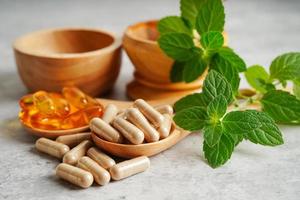alternative Medizin pflanzliche Bio-Kapsel mit Vitamin E Omega 3 Fischöl, Mineralstoff, Medikament mit Kräuterblatt natürliche Nahrungsergänzungsmittel für ein gesundes und gutes Leben.
