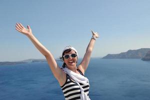 griechische Frau auf den Straßen von Oia, Santorini, Griechenland foto