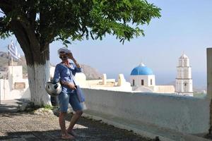 griechische Frau auf den Straßen von Oia, Santorini, Griechenland foto