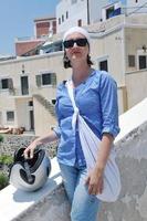 griechische Frau auf den Straßen von Oia, Santorini, Griechenland foto