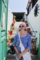 griechische Frau auf den Straßen von Oia, Santorini, Griechenland foto