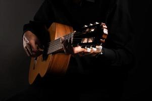 klassische gitarre und die hände des gitarristen foto