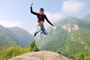 Mann springt in die Natur foto