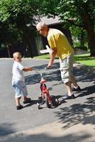 glücklicher großvater und kind im park foto