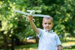 Junge mit Flugzeugspielzeug foto