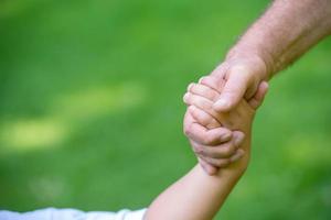 großvater und kind haben spaß im park foto