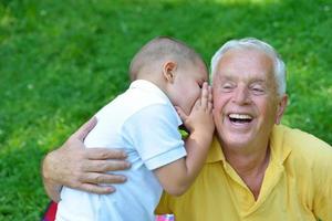 glücklicher großvater und kind im park foto