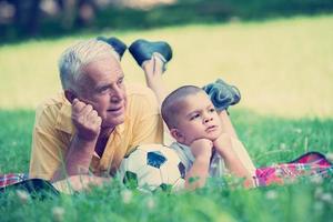 großvater und kind haben spaß im park foto