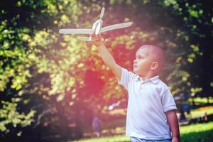 Junge mit Flugzeugspielzeug foto