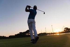 Golfspieler, der einen langen Schuss schlägt foto