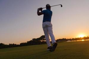 Golfspieler, der einen langen Schuss schlägt foto