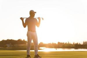 Golfspieler-Porträt auf dem Golfplatz bei Sonnenuntergang foto