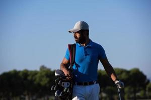 Golfspielerporträt am Golfplatz foto