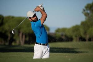 Profigolfer, der einen Sandbunkerschlag schlägt foto