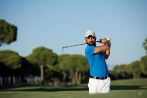 Profigolfer, der einen Sandbunkerschlag schlägt foto