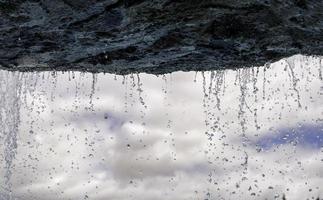 Wassertropfen in einem Wasserfall foto