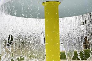 Wassertropfen in einem Wasserfall foto